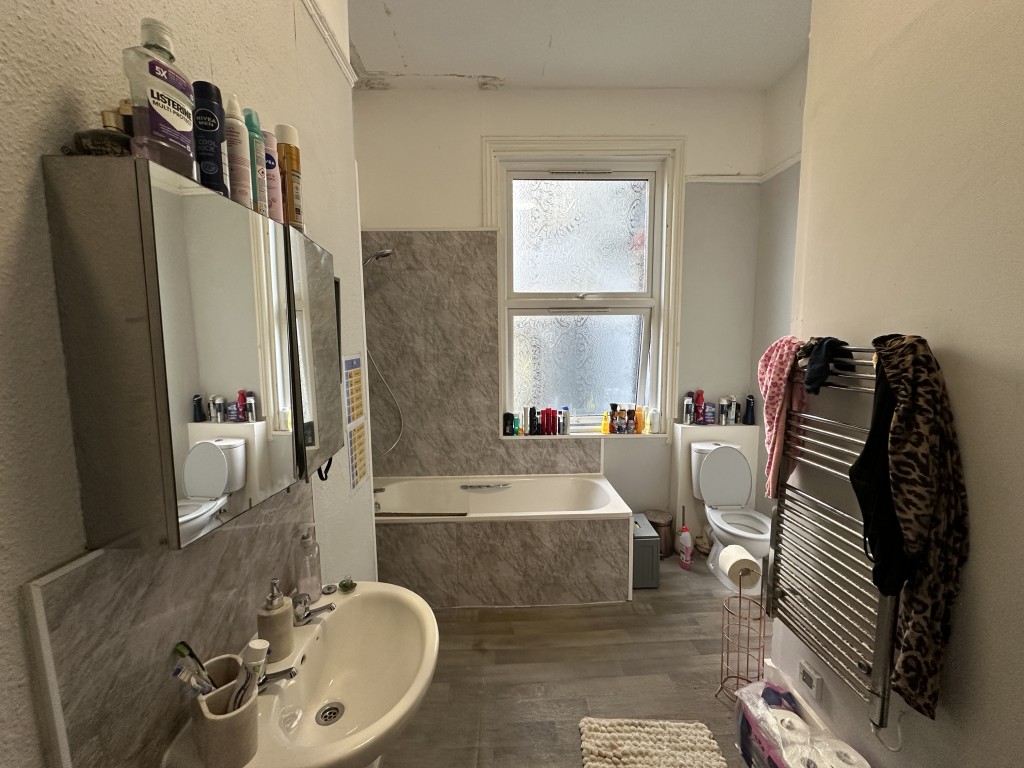 Lot: 79 - MIXED FREEHOLD RESIDENTIAL AND COMMERCIAL INVESTMENT - Flat 1, 56 Kings Road Bathroom